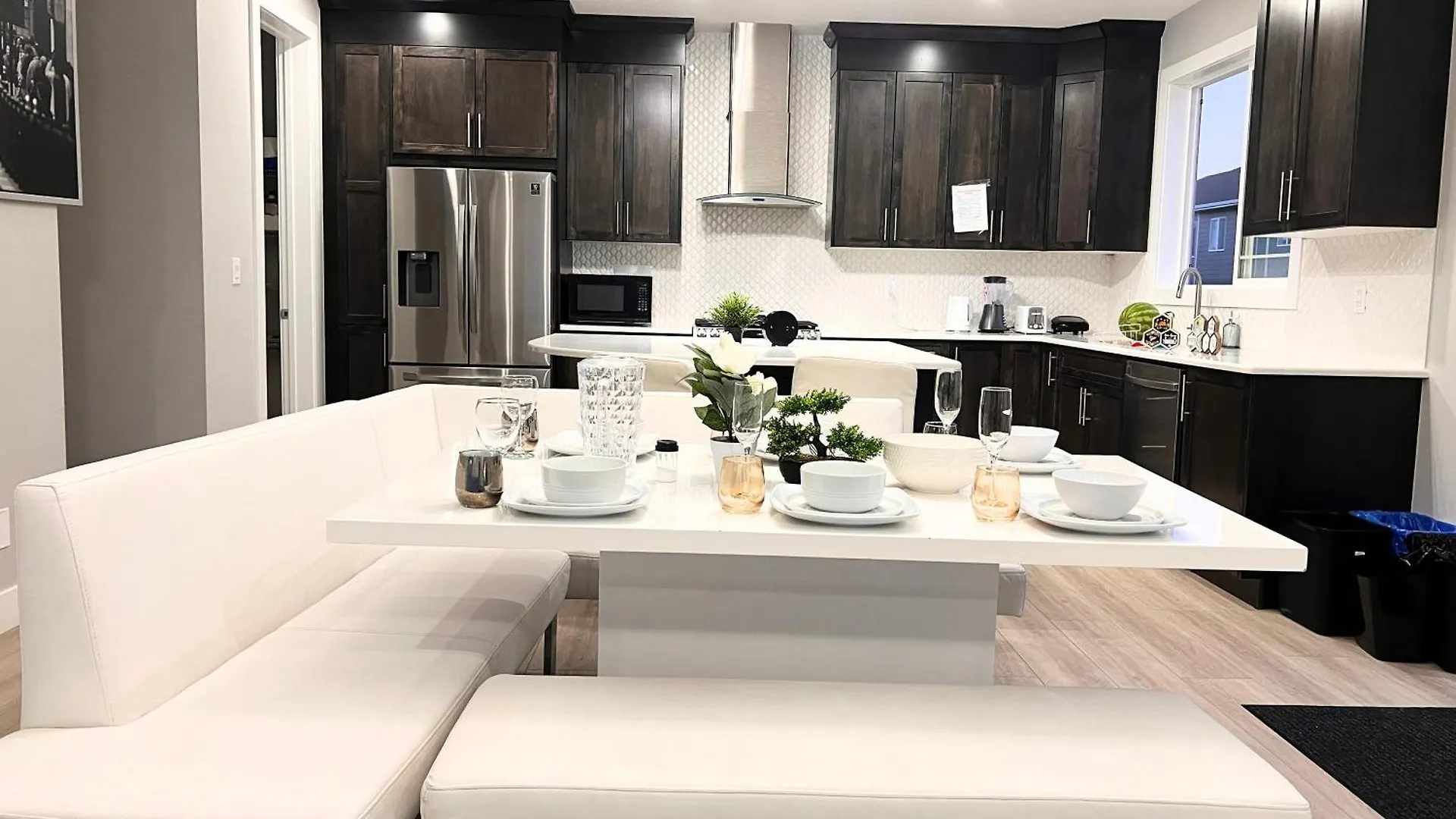 Flowealth Property Luxury Villa Near Lake Netflix Tv Wifi Calgary Homestay